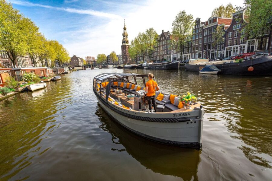 Amsterdam: Canal Belt Private Beer Boat Tour