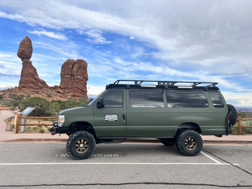 Arches National Park: Sunset Pavement Van Tour