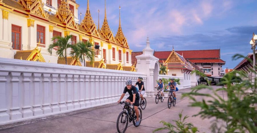 Bangkok: Night Bike Tour With Temples & Flower Market Visit