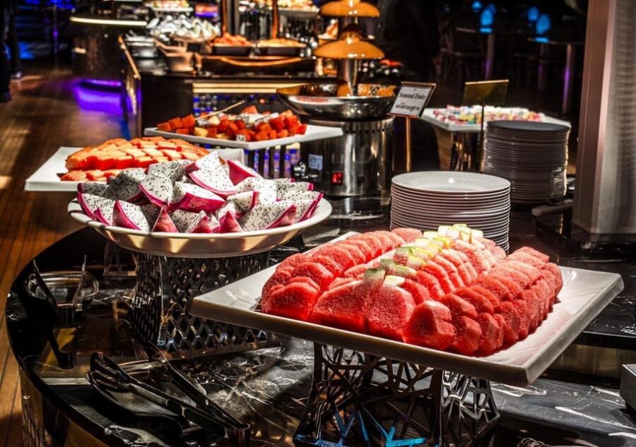 Bangkok: Royal Princess River Dinner Cruise With Live Music - Cruise Along the Chao Phraya River