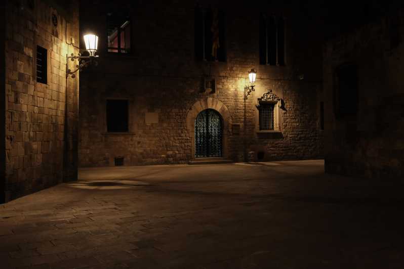 Barcelona: Gothic Quarter Night Walk With Storyteller - Tour Overview