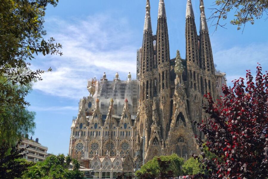 Barcelona: Self-Guided Highlights & History Walking Tour