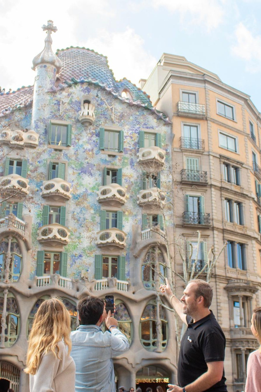 Barcelona'S Contrasts: the History Through Its Neighborhoods