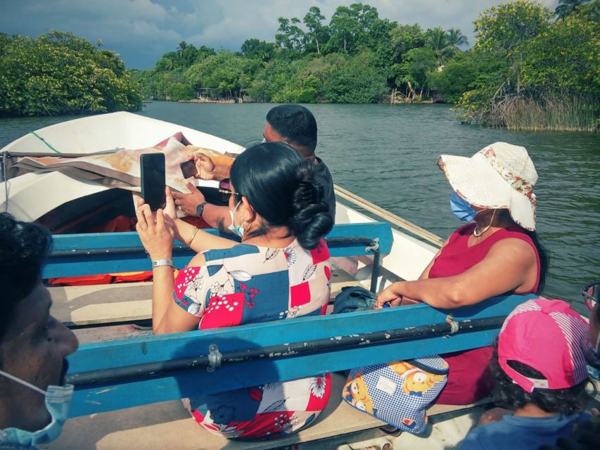 Bentota: Mangrove Lagoon and River Cruise