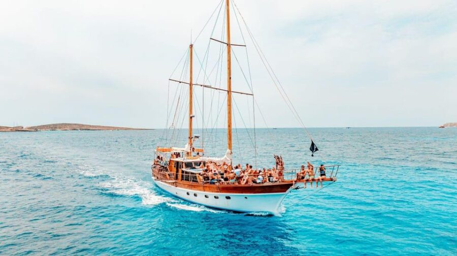 Blue Lagoon: Barbarossa Comino & Blue Lagoon and Free Wine