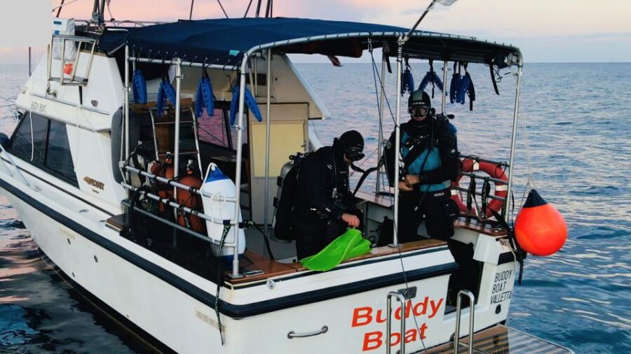 Boat for Scuba Divers: Karwela, Hephaestus & Fessej Rock