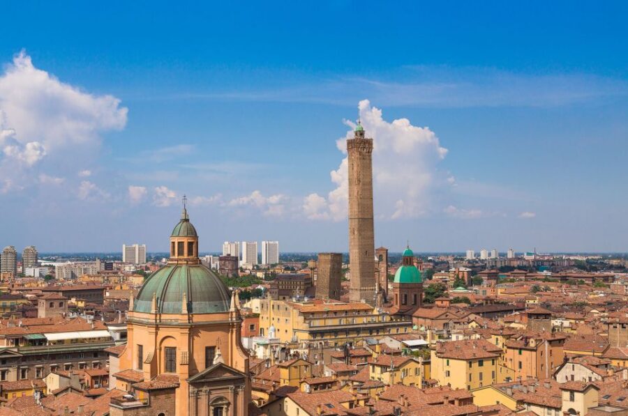 Bologna: Guided Walking Tour of the City Highlights