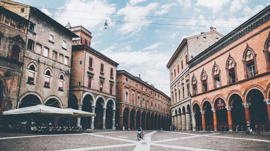 Bologna: Walking Tour With Food Tastings