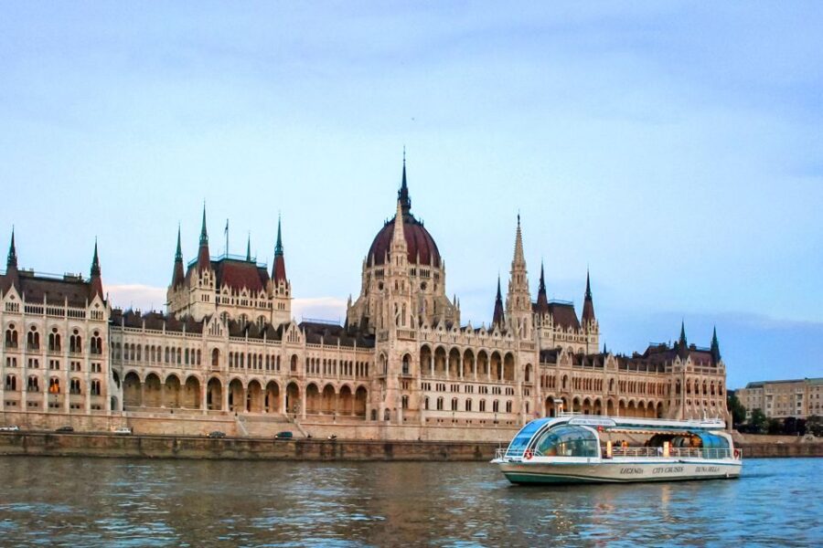 Budapest: 1-Hour Evening Sightseeing Cruise With Drink