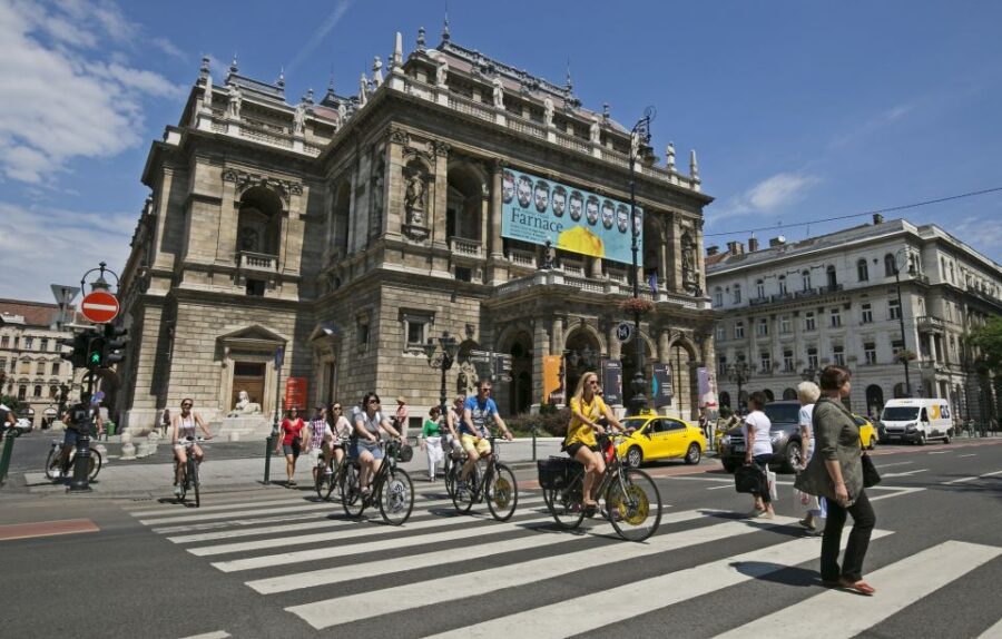 Budapest: City Bike Tour With Coffee Stop - Tour Overview