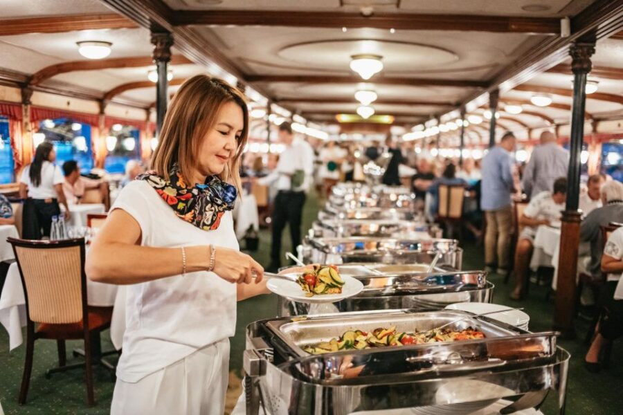 Budapest: Danube Cruise With Hungarian Dinner and Live Music