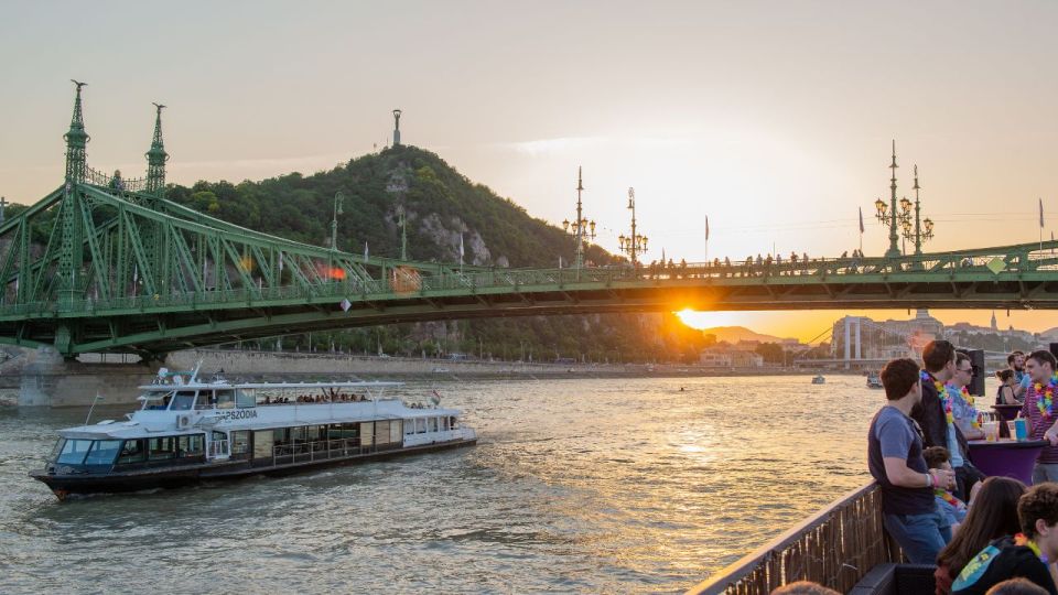 Budapest: Danube River Cruise With Unlimited Prosecco - Overview of the Cruise Experience