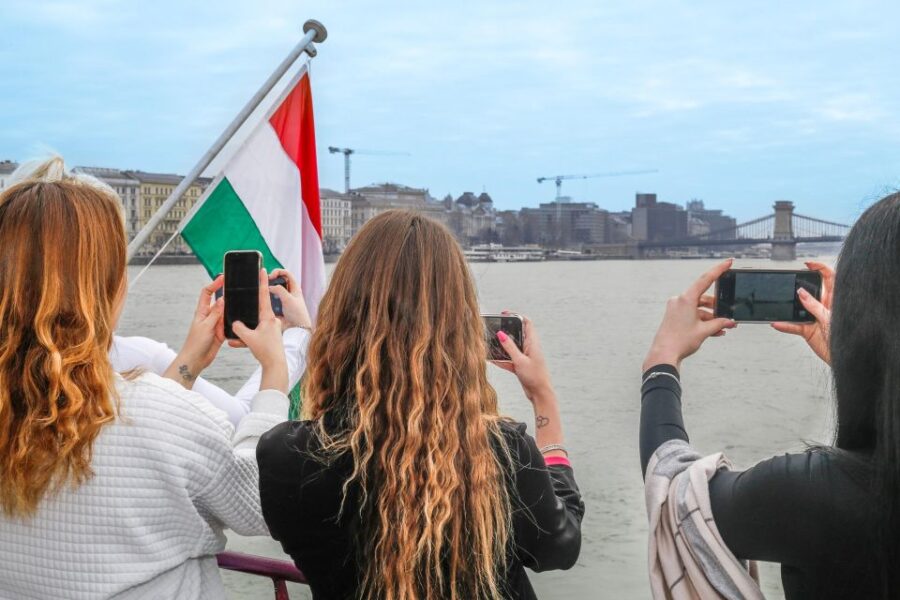 Budapest: Danube River Sightseeing Cruise With Audio Guide