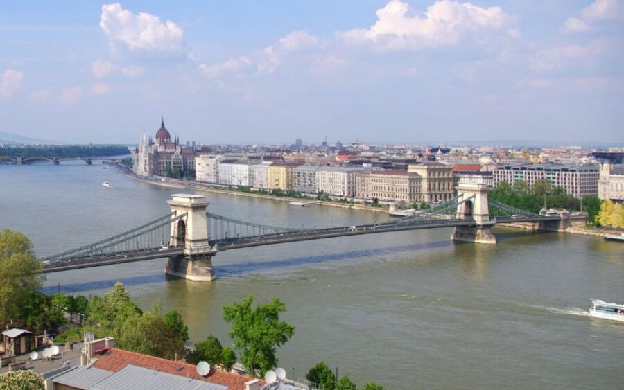 Budapest: Multilingual Highlights Tour
