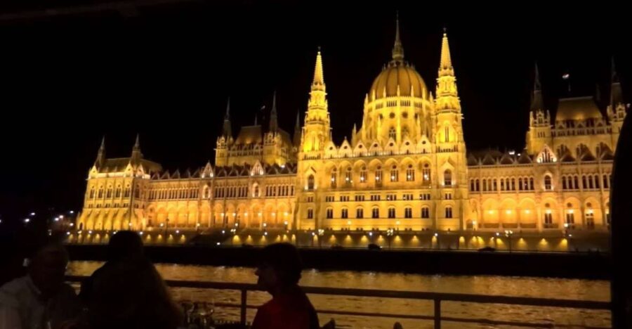 Budapest: Night Walking Tour With River Cruise and Wine