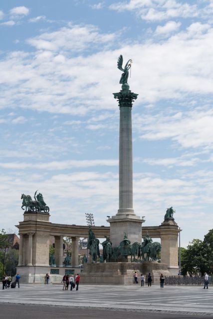 Budapest: Private City Tuk-Tuk Tour & Boat Cruise