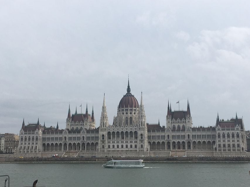 Budapest: Private Sightseeing Walking Tour With Local Guide