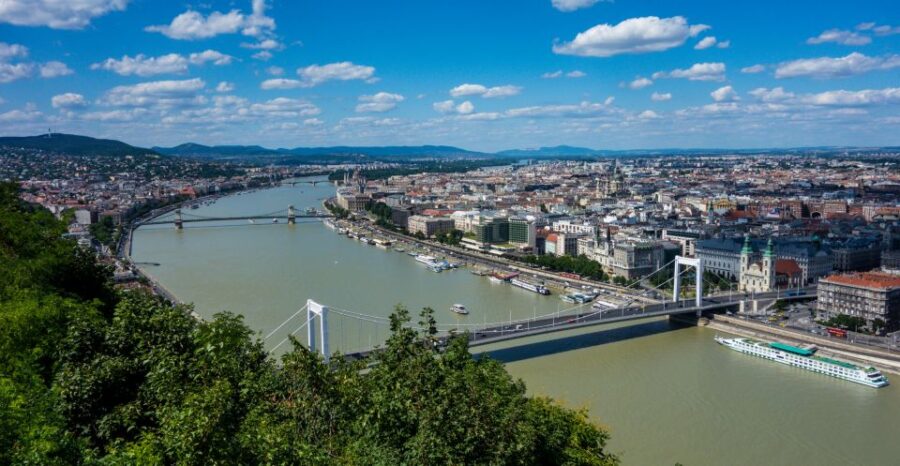 Budapest: Private Walking Tour of City With Spanish Guide