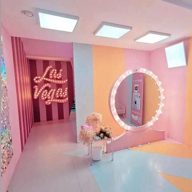 Budapest: Selfie Museum and Splatter Room Combo Entry Ticket