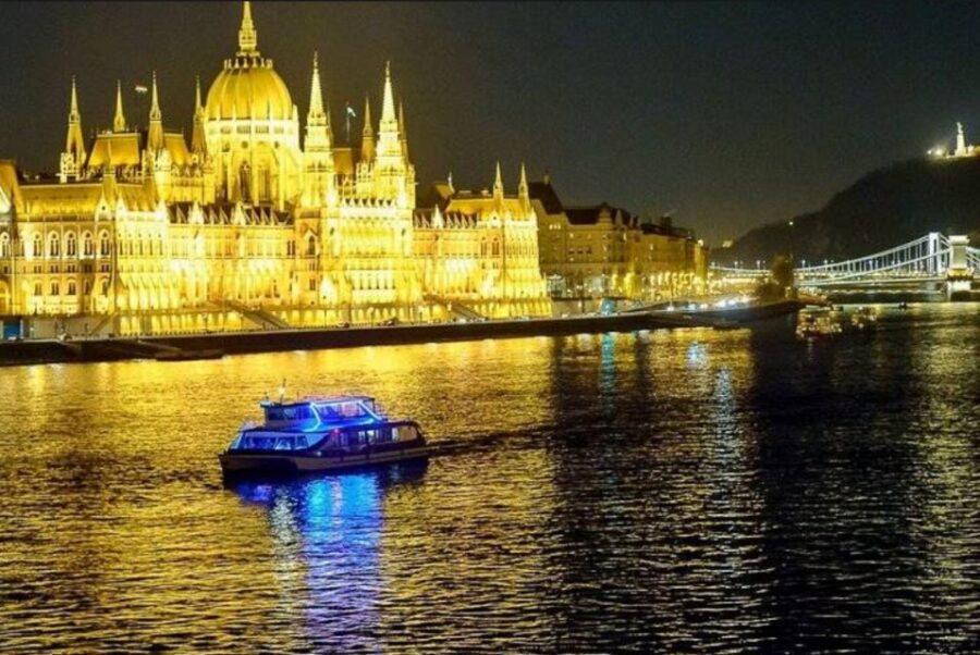 Budapest: Sunset Cruise With 3 Cocktails