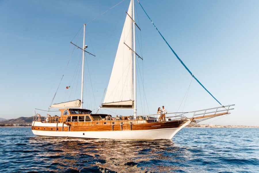 Cabo: Luxury Yacht Snorkel Cruise With Lunch and Open Bar