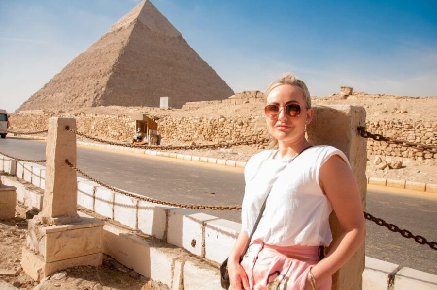 Cairo: Pyramids, Bazaar & Museum With Female Guide