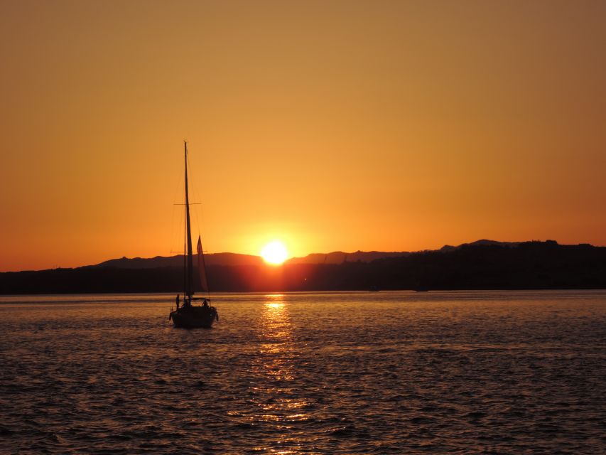Cascais: Sunset Boat Trip With Welcome Drinks