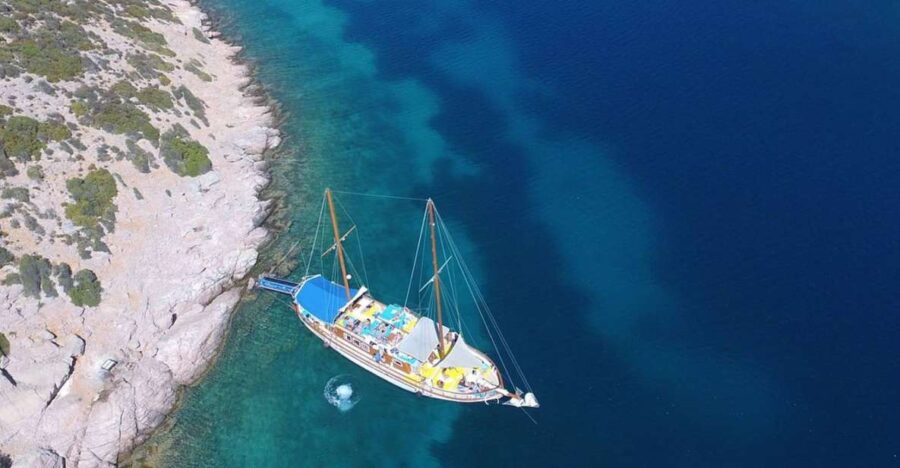 Cesme: Small Group Boat Tour With Open Buffet Lunch