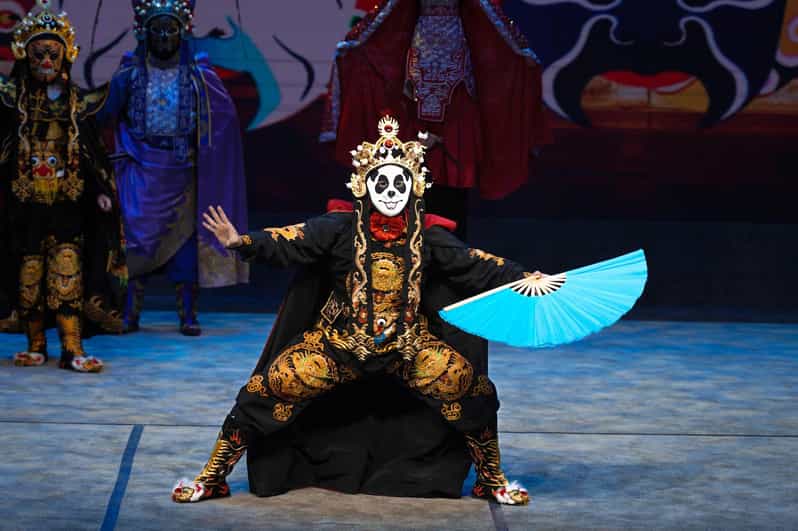 Chengdu: Jin Xiu Tian Xia Face Changing Show