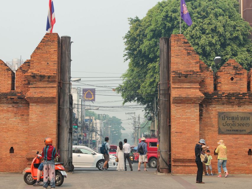 Chiang Mai: Tuk-Tuk Evening Tour With Temples & Street Foods - Tour Overview