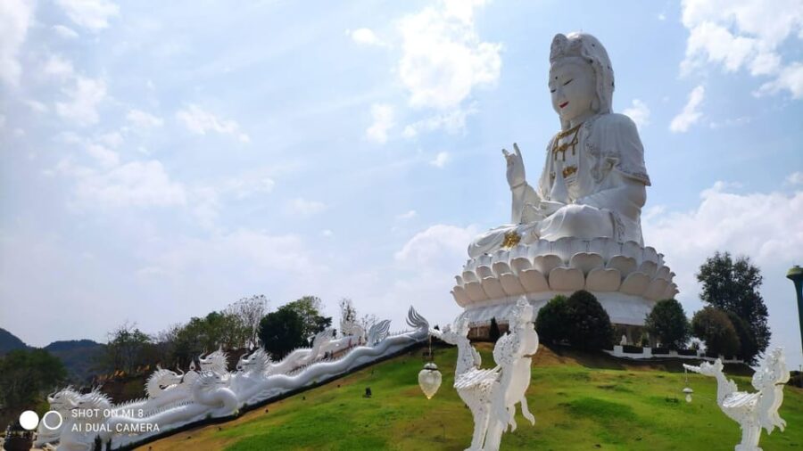 Chiang Rai : White & Blue Temples and Emerald Bhudda Story.