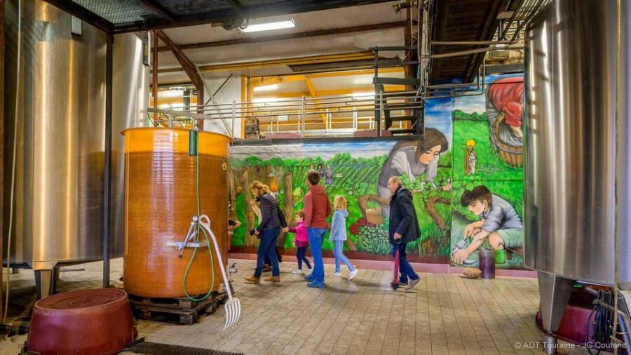 Clos Des Quarterons: Wine & Street Art Chai Doeuvres