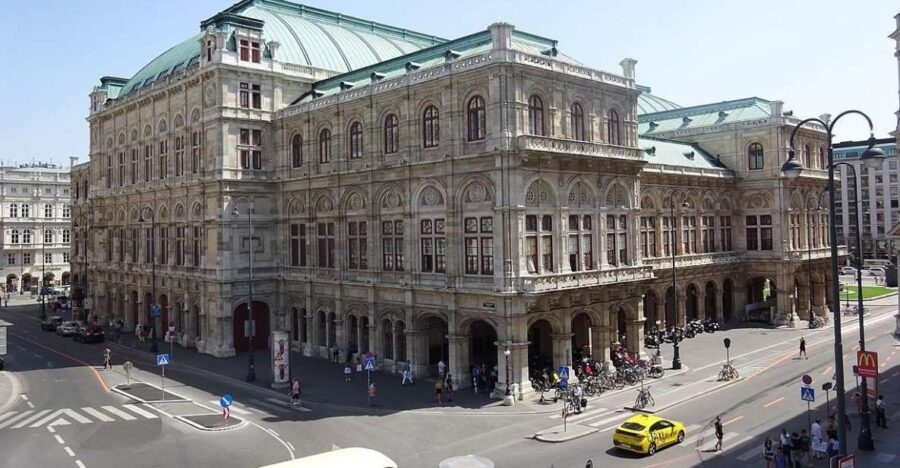 Czech Krumlov: Private One-Way Transfer to Vienna
