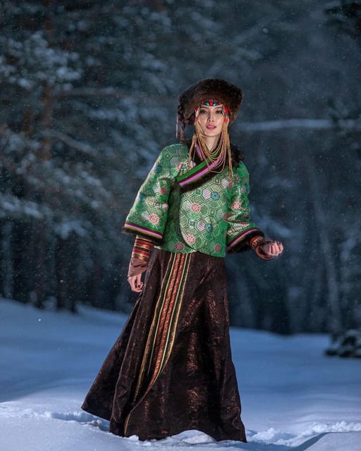 Day Tour With Traditional Clothes and Photographer