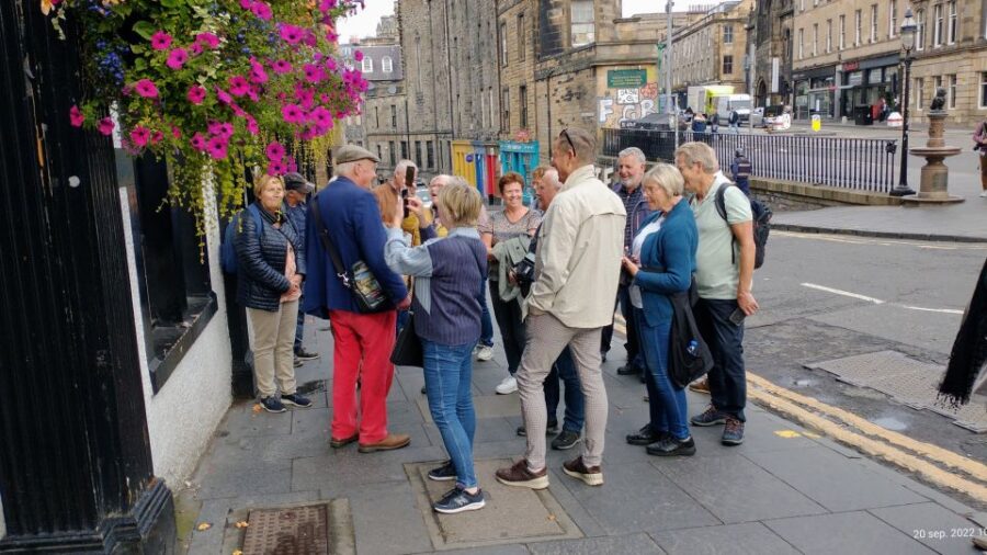 Edinburgh: City Highlights Private Guided Walking Tour