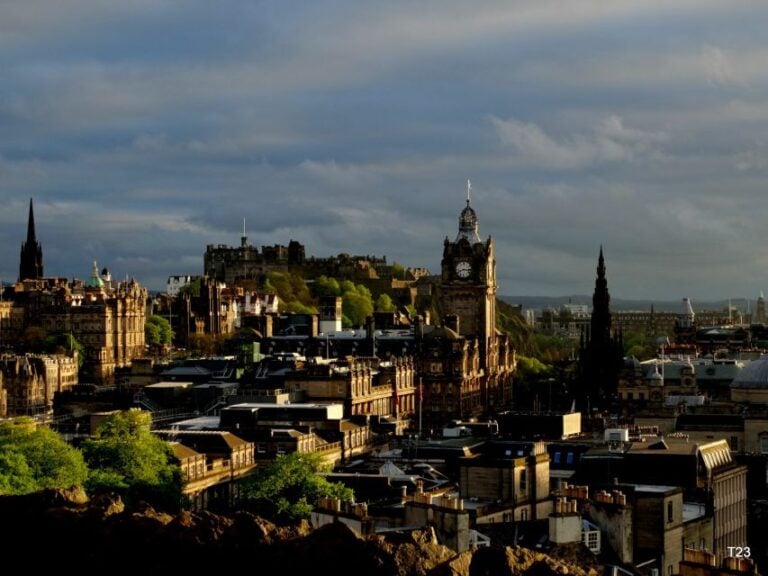 Edinburgh: Dark History Royal Mile Walking Tour