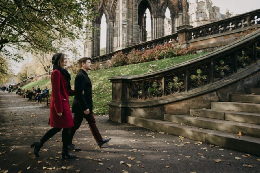 Edinburgh: Photo Shoot With a Private Vacation Photographer