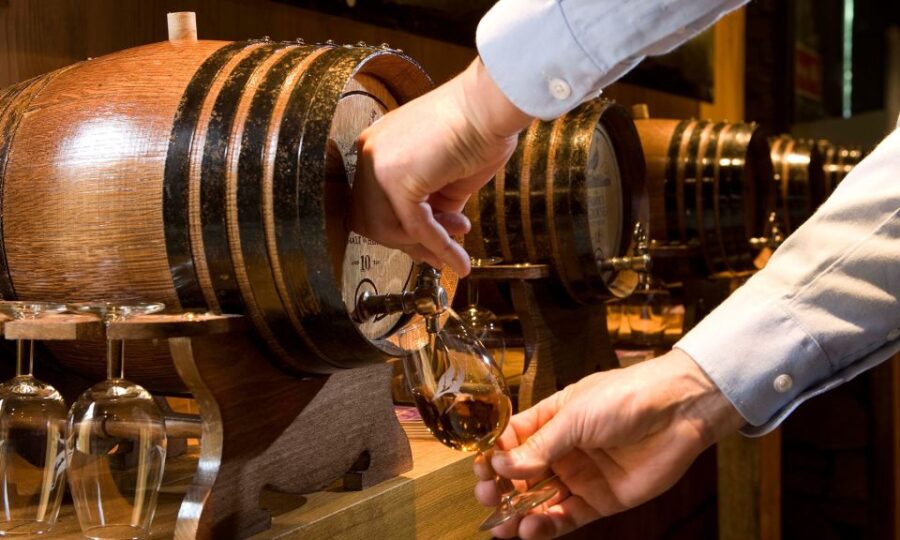 Edinburgh: Stirling, Whisky & St Andrews Tour in Italian