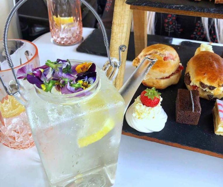 Edinburgh: Vintage Bus Tour With Afternoon Tea or Gin - Tour Overview