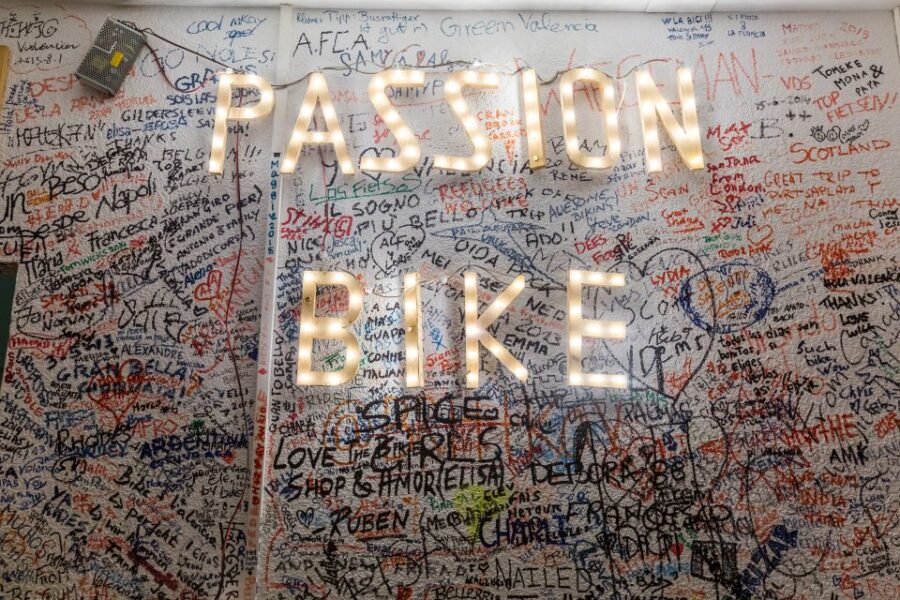 Explore Valencia by Night: 2-Hour Night Bike Tour