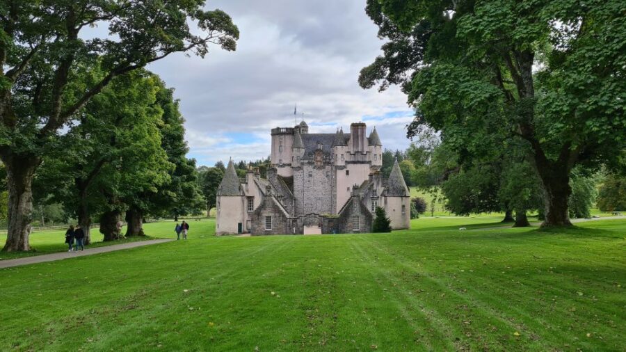 From Aberdeen: Castles, Whisky and Food Tasting Tour