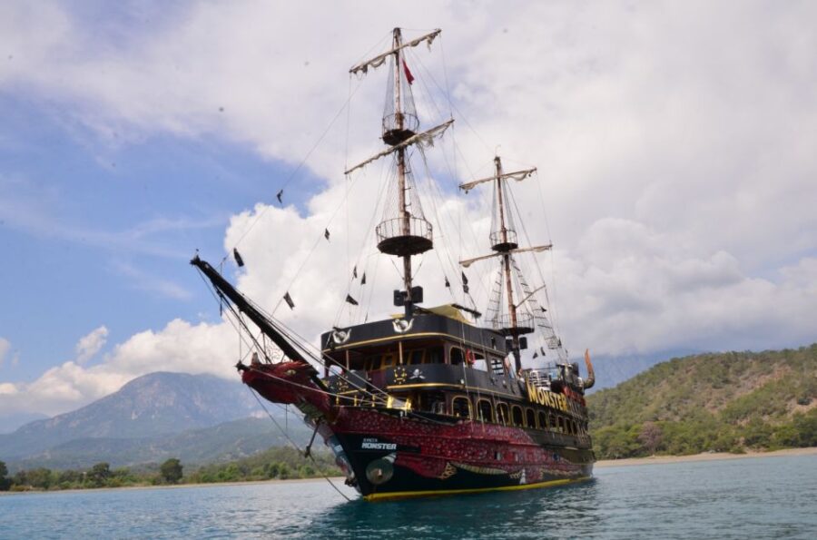 From Antalya/Kemer: Party Boat Trip to Kemer Bays With Lunch