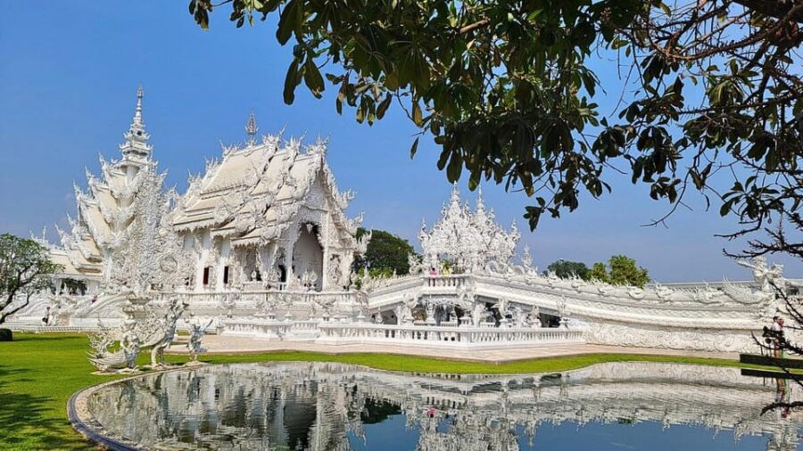 From Chiang Mai : White and Blue Temples and Lalita Cafe