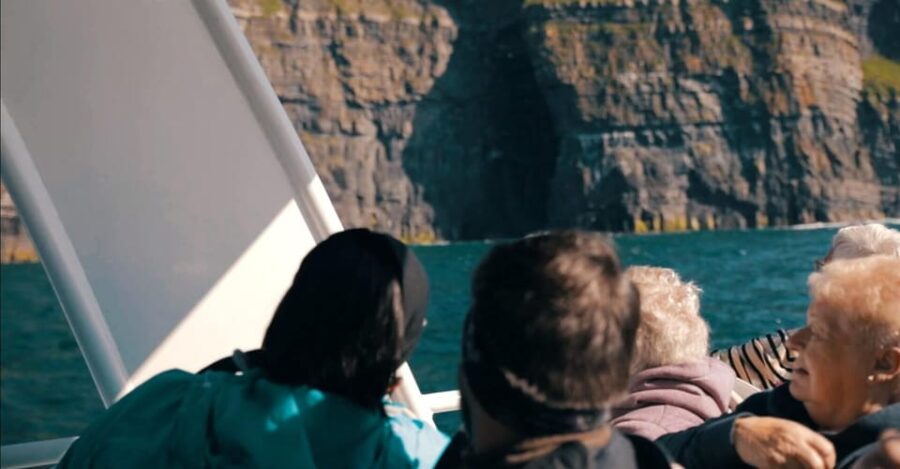 From Dublin: Galway + Cliffs of Moher Boat Cruise in Spanish