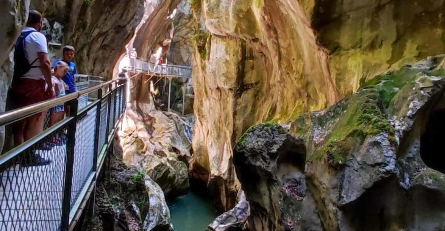 From Geneva: Yvoire and Gorges Du Pont Du Diable Day Trip