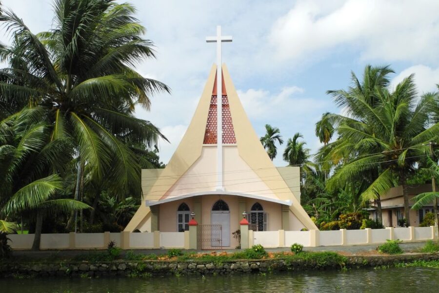 From Kochi: Private Backwater Houseboat Cruise Tour