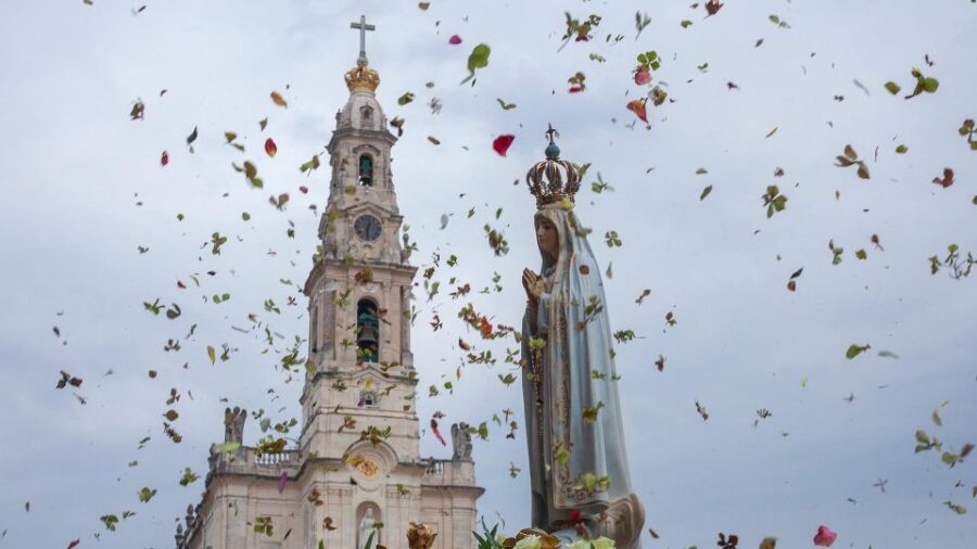 From Lisbon: Fátima, Nazaré & Óbidos Full-Day Private Tour