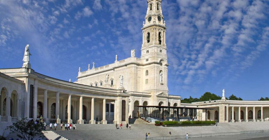 From Lisbon: Tour Fátima, Batalha, Alcobaça, Nazaré, Óbidos