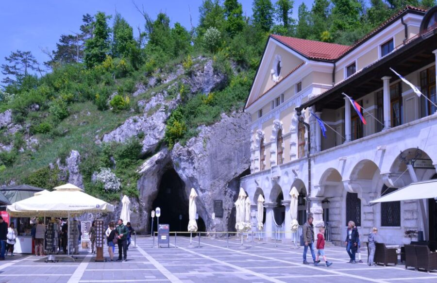 From Ljubljana: Postojna Cave & Predjama Castle Guided Trip