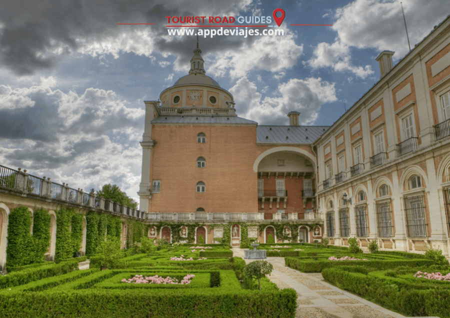 From Madrid: Tour Private Aranjuez & Toledo